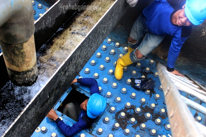 Pembersihan bak filtrasi (Foto Ganendra)