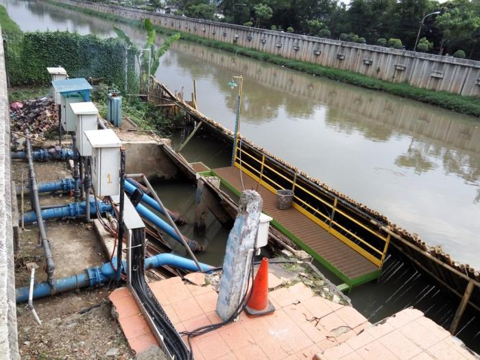 Ini adalah pintu air/intake IPA Taman Kota. Berada di kawasan Kembangan Utara, Jakarta Barat. Dari sungai ini, air diolah dengan teknologi Biofiltrasi dan bisa langsung dikonsumsi. Foto: Riap Windu.