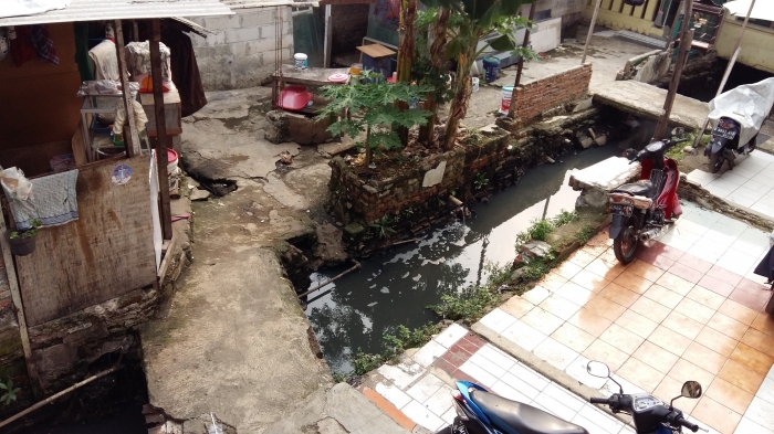 Ini adalah potret air selokan di sekitar Stasiun Taman Kota, dan selokan di Jakarta pada umumnya. Limbah dari rumah tangga umumnya langsung menuju selokan. Bisa dilihat limbah detergent/sabun dari buih dalam selokan tersebut. Dalam sehari, berapa kali pipa limbah tersebut mengalirkan air sabun? Dan itulah fakta yang terjadi hampir pada setiap selokan yang ada di Jakarta, yang semua bermuara ke sungai. Foto: Arum Sato