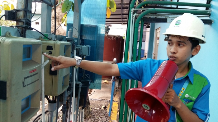 Sebelum didistribusikan, air mengalami pengecekan terlebih dahulu, termasuk kadar chlorine yang perbolehkan. Ketika belum memenuhi angka standar yang ditetapkan, air akan diproses ulang hingga benar-benar sesuai standar. Foto: Arum Sato