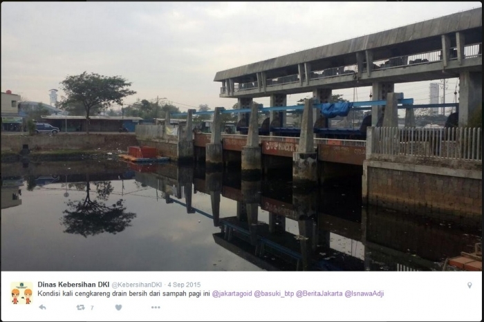 Solusi untuk mencegah air masuk ke intake adalah dengan menutup pintu air Cengkareng Drain. Masalah timbul ketika ada daerah yang kebanjiran akibat ditutupnya pintu air ini. Dilema yang harus segera dicarikan solusinya, demi kebutuhan bersama. Foto: @KebersihanDKI