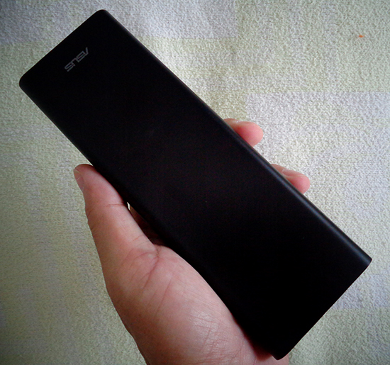 ASUS ZenPower Ultra mantap dalam genggaman (Foto: Dokpri)