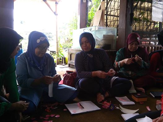 Pelatihan membuat bunga dari kulit jagung
