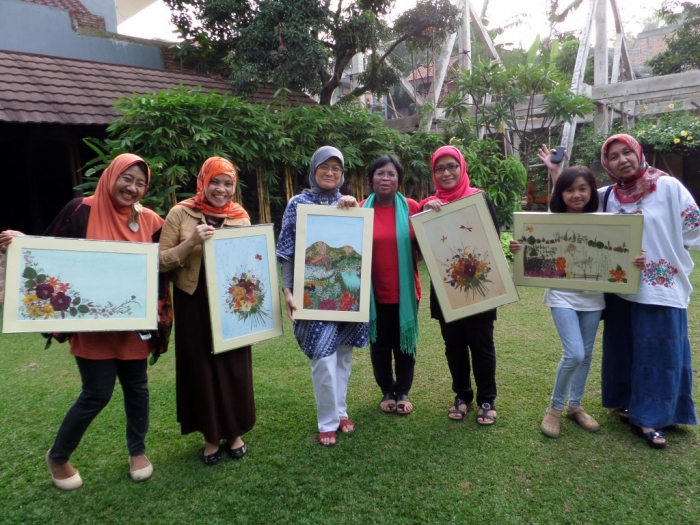 Ani bersama komunitas dan karyanya