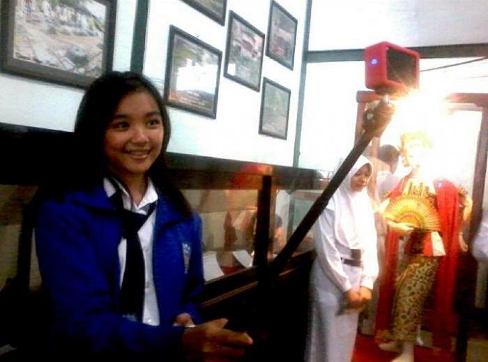 Seorang siswi SMA sedang melakukan camera branding (Dokumentasi pribadi)
