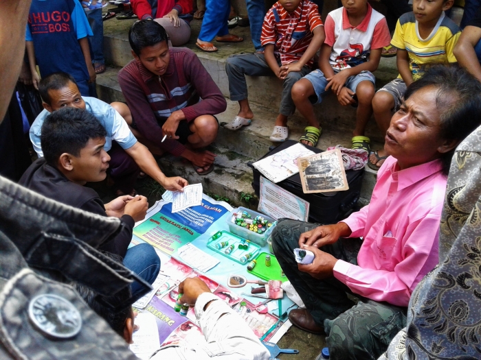 Sosok penjual obat sakit gigi dan pembersih karang gigi yang nyentrik, inilah salah satu keunikan pasar tradisional (Dokumentasi Pribadi)