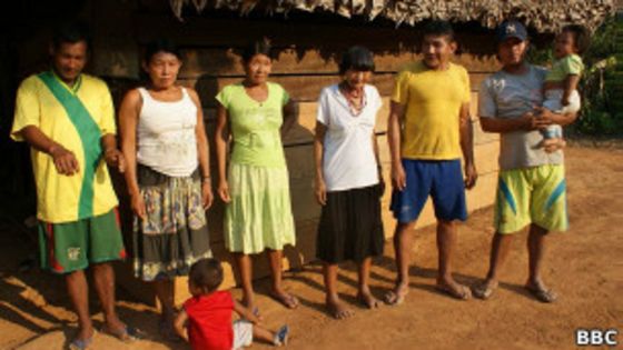 Beberapa warga Pacahuara dalam liputan BBC tahun 2013 yang lalu, FOTO: bbc.com