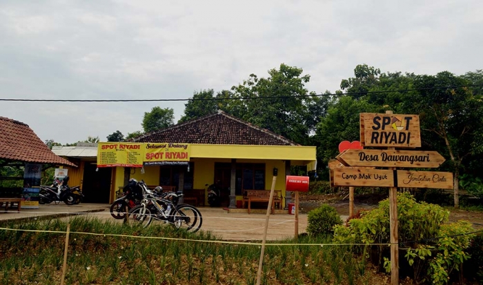 Rumah Bapak Riyadi | Ket foto : tempat tinggal Bp Riyadi, di sebelahnya warung yang di kelolanya