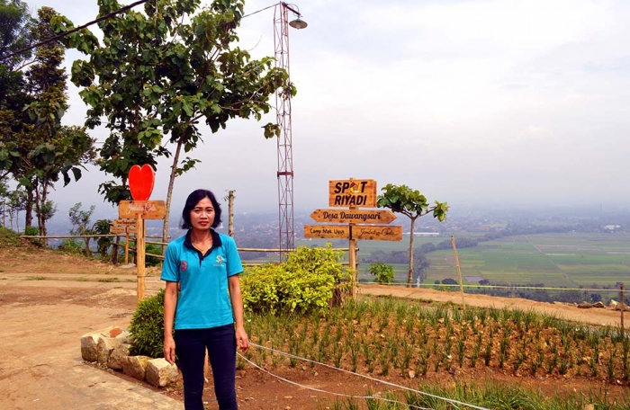 Ibu Riyadi pemilik & pengelola Spot Riyadi | Ket Foto : Ibu Riyadi bersama suami, Bp Riyadi, membuka lahan pekarangan sebagai tujuan wisata. Juga mengelola warung sederhana untuk pengunjung