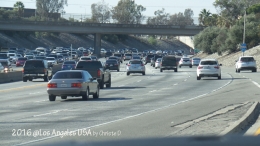Kota Los Angeles pasti macet, terutama di jam2 sibuk! Bahkan sebanyak 6 jalur pun (dalam 2 arah = 12 jalur), tidak mampu menampung kendaraan bermotor disana | Dokumen pribadi