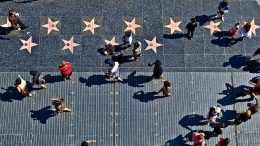 www.discoverlosangeles.com | Walk of Fame dengan bintang2 kuningan nya dari atas di Dolby Theater, Hollywood