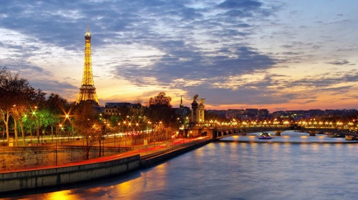 pemandangan sungai seine, paris, pada sore hari/ sumber gambar: https://wonderfultime.com