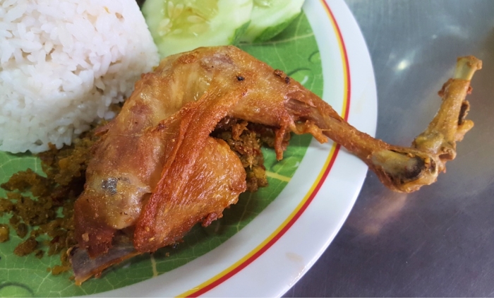 Ayam kampung goreng yang nikmat dan gurih (dok. pribadi).