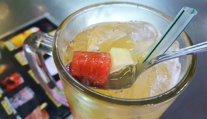 Potongan buah di dalam es menjadi pencuci mulut yang pas setelah menyantap ayam goreng (dok. pribadi).