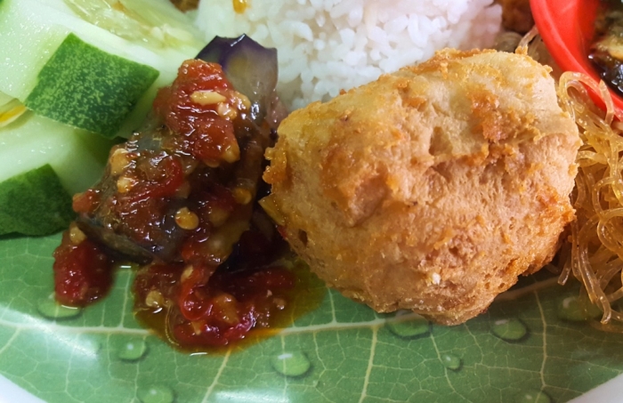 Tahu goreng yang krispy dan terong penyet melengkapi sajian ayam goreng (dok. pribadi).