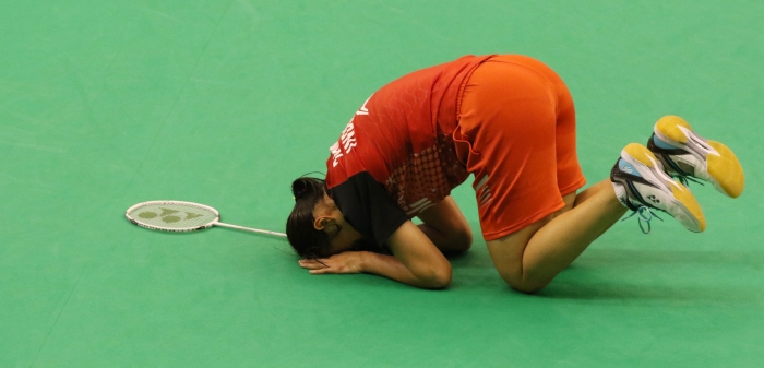 Hanna Ramadini sujud syukur usai menyumbang poin kedua bagi Indonesia/badmintonindonesia.org