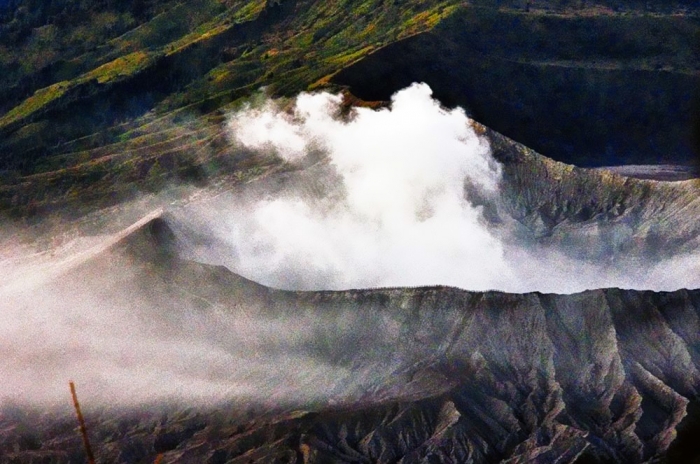 semburan asap dari kawah Bromo