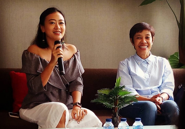 Deskripsi : Marketing Director Alam Sutera, Ibu Lilia Sukotjo ( berkemeja biru ) & Miss Scuba Indonesia, Yovita Ayu Liwanuru ( berbusana warna coklat) sebagai narsum talkshow alam sutera I Sumber Foto : Andri M