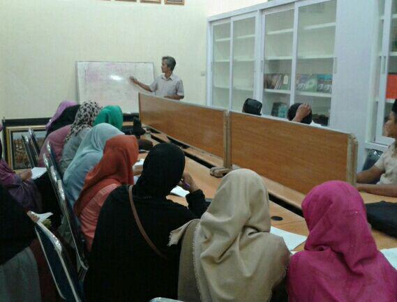 Materi tentang jurnalis warga dan blog competition kepada peserta yangdisampaikan oleh Pak Venusgazer (dok. Wily Wijaya)