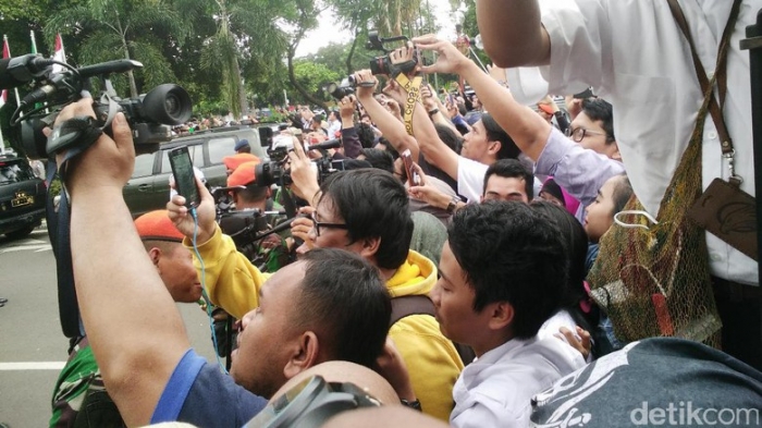 Antusiaisme warga menyambut kedatangan raja Salman dan rombongan (Foto: Aditya Fajar Indrawan/detikcom)
