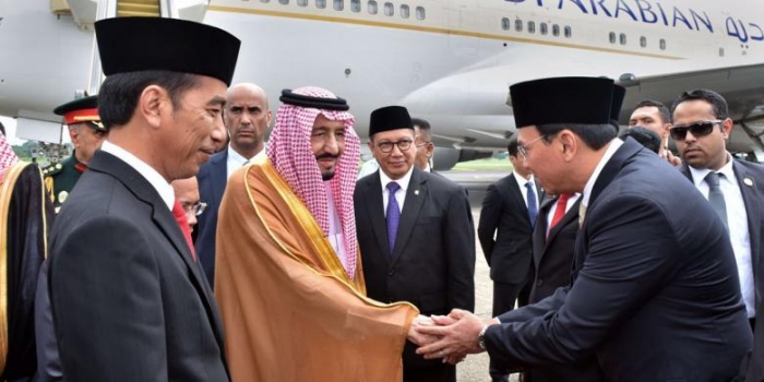 Gubernur DKI Jakarta Basuki Tjahaja Purnama bersalaman dengan Raja Arab Saudi Salman bin Abdulaziz al-Saud, di Bandara Halim Perdanakusuma, Jakarta Timur, Rabu (1/3/2017) (Presidential Palace/Agus Suparto).