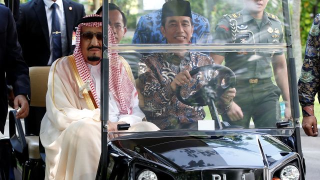 Raja Salman dan Joko Widodo di Istana Merdeka. (Foto: Reuters/Darren Whiteside)