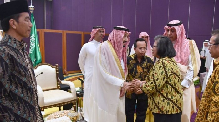 Presiden Joko Widodo dan Raja Arab Saudi, Salman bin Abdul Aziz al-Saud, menggelar pertemuan dan dialog dengan 28 tokoh agama. Pertemuan digelar di ruang pertemuan di Hotel Raffles, Kuningan, Jakarta Selatan, pada Jumat (3/3/2017). Raja Salman bersalaman dengan para pemuka agama Kristen Pdt.Dr. Henriette Tabita Lebang (Biro Pers, Media dan Informasi Sekretariat Presiden).