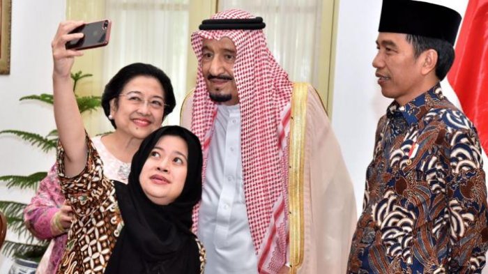 Puan Maharani selfie dengan ibunda Megawati Soekarnoputri, Raja Arab Saudi Salman bin Abdulazis al-Saud dan Presiden Joko Widodo di Istana Merdeka, Kamis (3/2/2017) (Agus Suparto/Fotografer Kepresidenan)