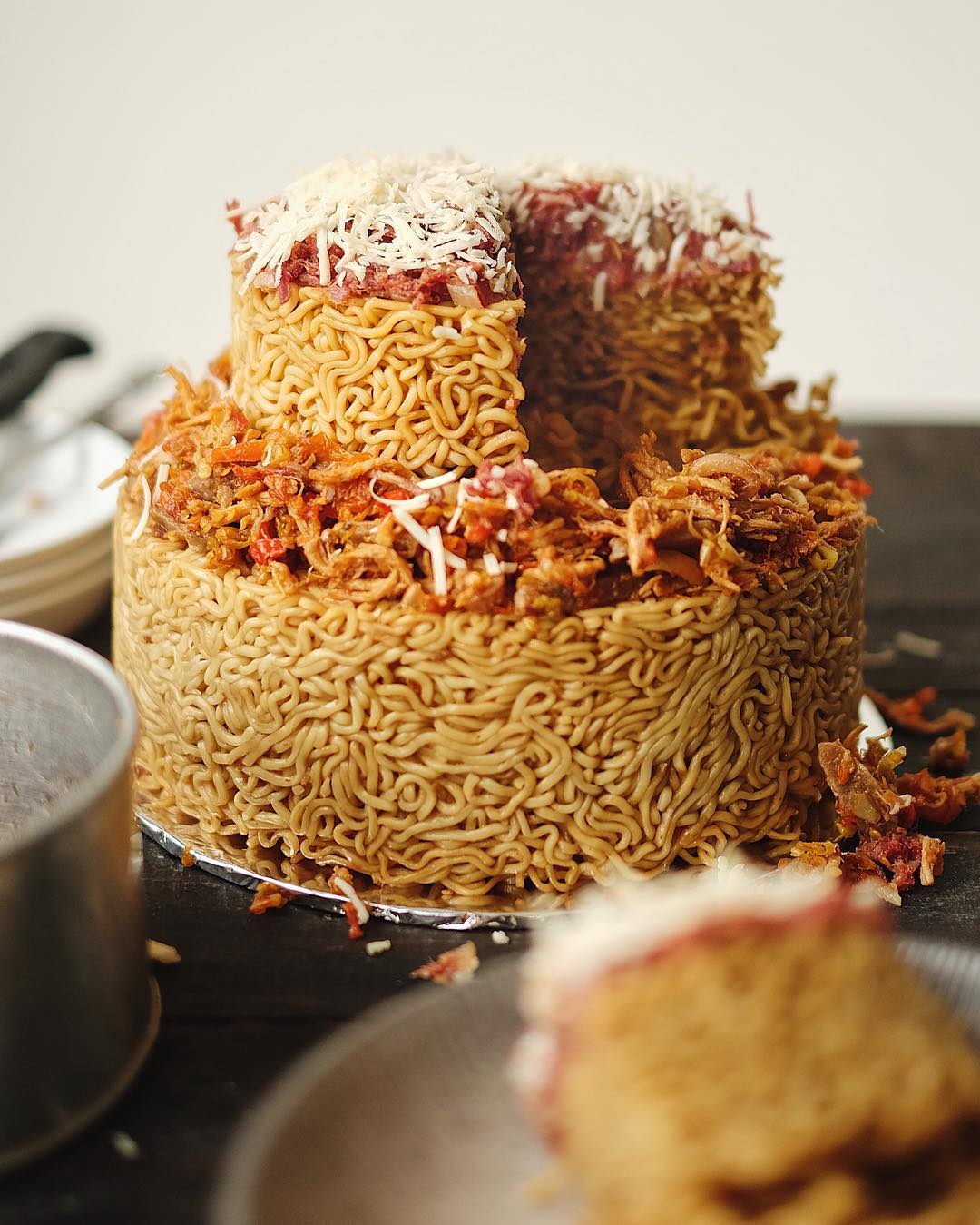 Kue ulang tahun berbahan dasar indomie (Sumber: Instagram).