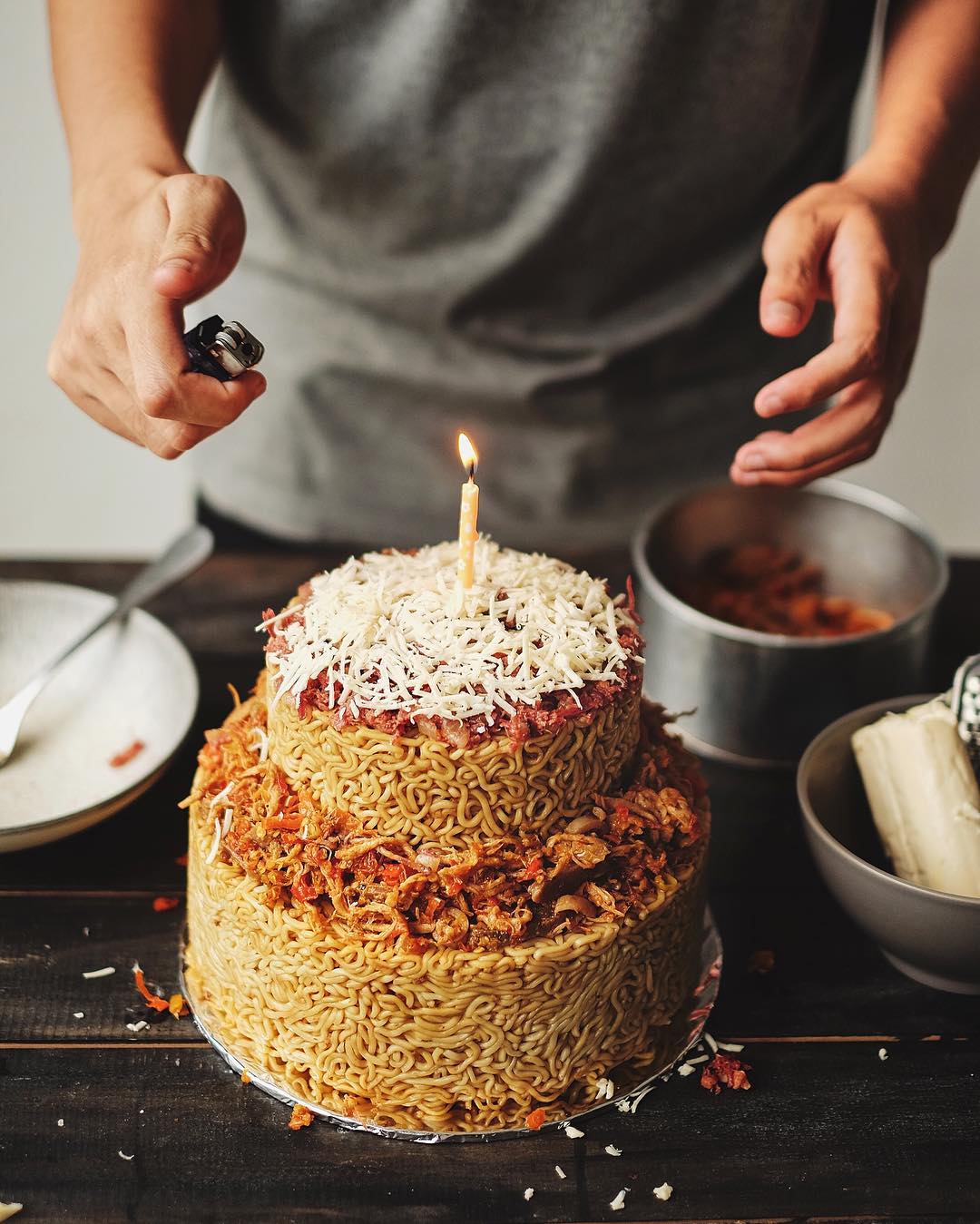 Kue ulang tahun unik dengan taburan keju di atasnya (Sumber: Instagram).