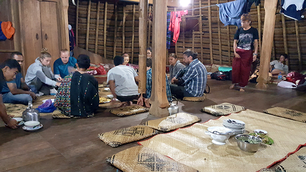 Suasana menjelang makan malam di dalam Mbaru Niang khusus pengunjung.