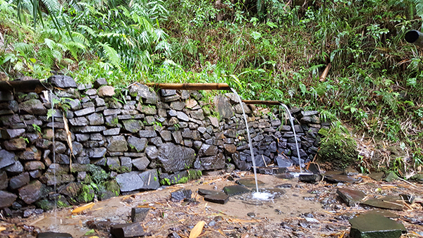 Ini dia nih tempat mandinya. Keren kan. Harus mandi di sini biar paketnya lengkap berada di alam.