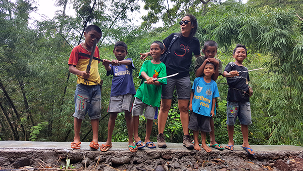 Ini nih, anak anak yang menyambut saya di kaki bukit. Serem ya, mereka baw parang semua.