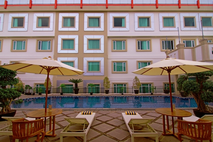 Bersantai di Rocky Plaza Hotel Padang. (sumber foto: tripadvisor.co.id)