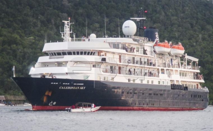 MV Caledonian Sky kandas di laut dangkal perairan Raja Ampat, Papua Barat, 4/3-2017 (Sumber: epa.eu/disasters-photos)
