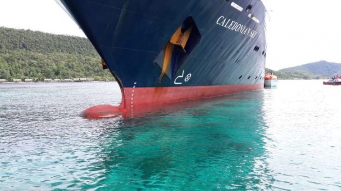 Haluan kapal Caledonian Sky yang kandas di laut dangkal perairan Raja Ampat, Papua Barat, 4/3-2017 (Sumber: balipedia.com)