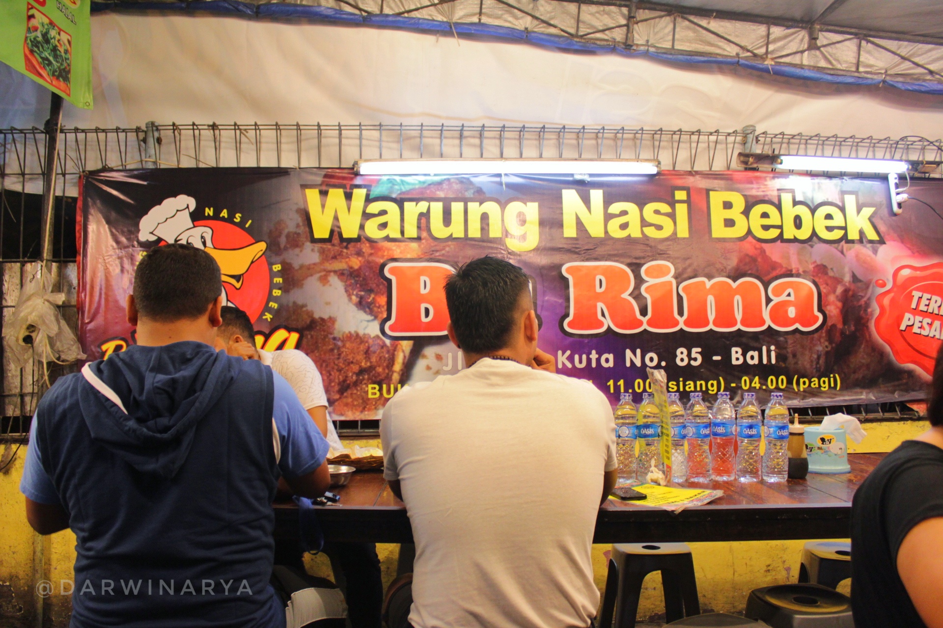 Sejumlah Pengunjung yang Tengah Asik Bersantap / dap