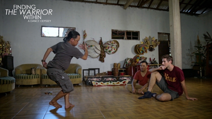 Gium memperhatikan gerakan tari yang diajarkan Cencen. (sumber foto: Facebook Dance Around The Globe)