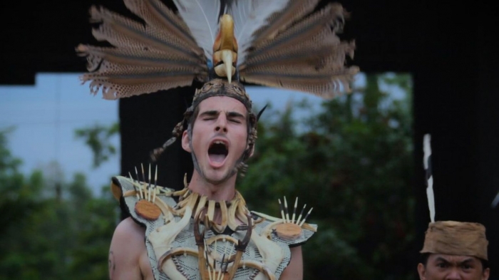 Gium dengan pakaian adat Dayak ketika sedang menari. (sumber foto: bbc.com)