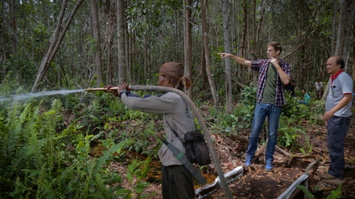 Gium melihat kondisi hutan di Jumpun Pambelon (sumber foto: bbc.com)