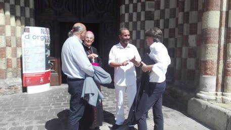 Imam Abdessamad berbincang-bincang dengan Bapa Uskup Ravinale di beranda Gereja Katedral Asti, FOTO: ansa.it