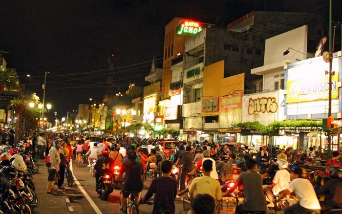 Koleksi pribadi. Suasana Malam Jalan Malioboro yang padat dan ramai