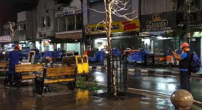 Koleksi pribadi. Motret salah satu "pasukan biru" yang bertugas saat subuh