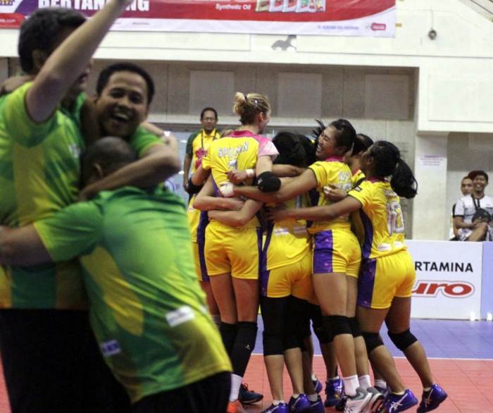 Selebrasi tim Gresik Petrokimia usai dipastikan lolos Final Four Proliga 2017| Foto: PBVSI
