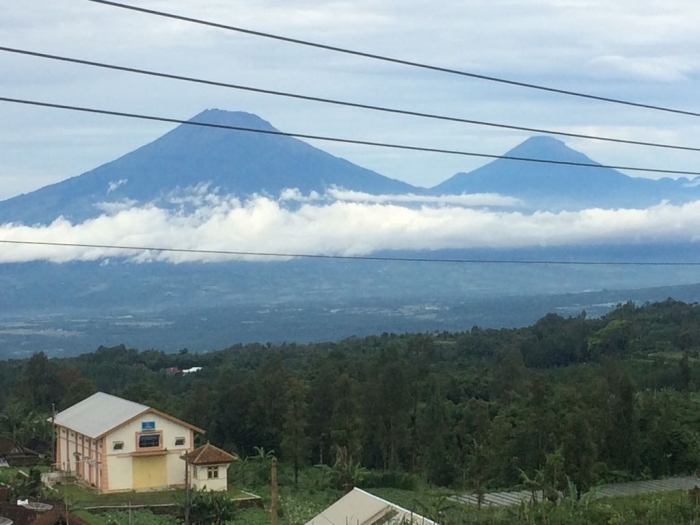 Sumber foto: arsip pribadi. Pemandangan Gunung Kembar Sindoro-Sumbing, foto diambil dari arah timur di lereng Gunung Merbabu, 19 Maret 2017.