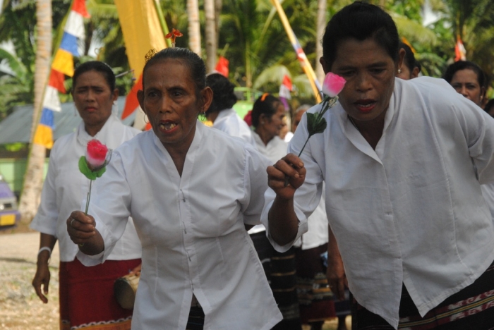Sambutan ibu-ibu (foto: Kamaruddin Azis)