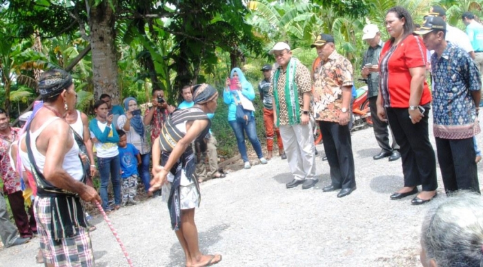 Sambutan tetua ada di Lermatang (foto: Kamaruddin Azis)