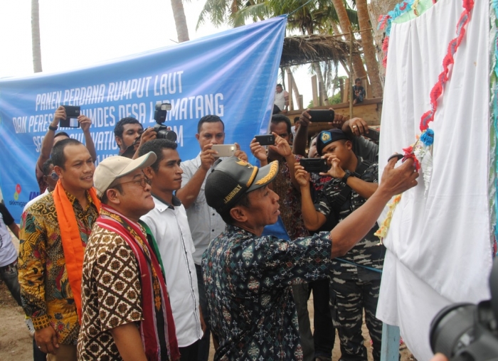 Kades Jantje Rangkoly menggunting pita peresmian Bumdes (foto: Kamaruddin Azis)