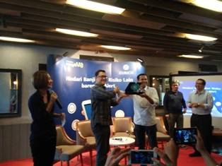 Gambar 2 : Penyerahan plakat antara perusahaan Zurich dan COO Kompasiana, Mas Iskandar Zulkarnain setelah acara narasumber (doc. edrida)