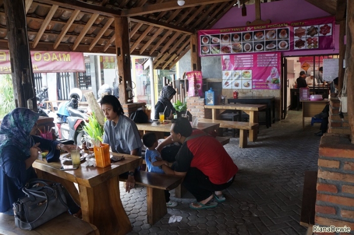 Warung Miago Pangsit Juwita tak pernah sepi pegunjung (Dok.Pri)